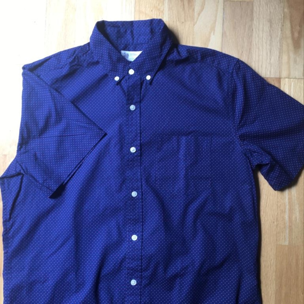 2/$35 Men’s Gap Short Sleeved Shirt 👕